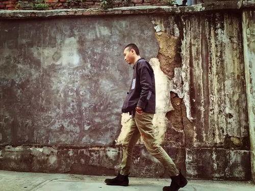 门口刘耳朵背景